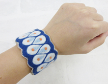 羊毛パターン刺繍のブレス