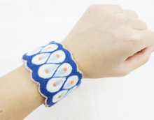 羊毛パターン刺繍のブレス